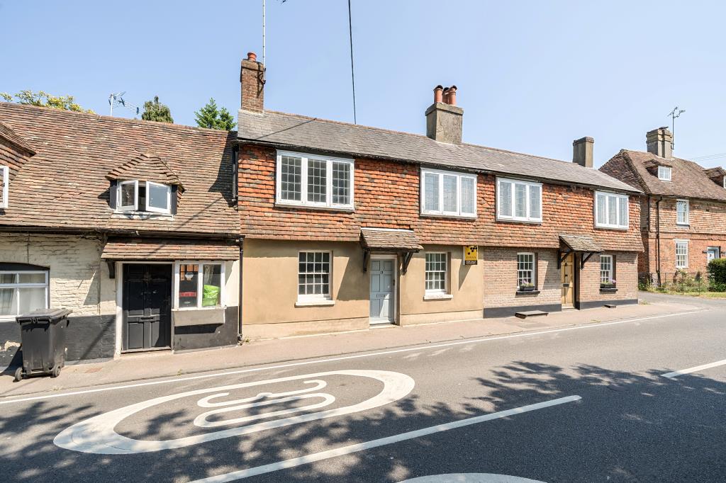 Lot: 48 - VACANT TWO-BEDROOM TERRACE HOUSE - Mid-terraced cottage